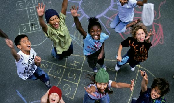 Photo d'enfants jouant à la marelle