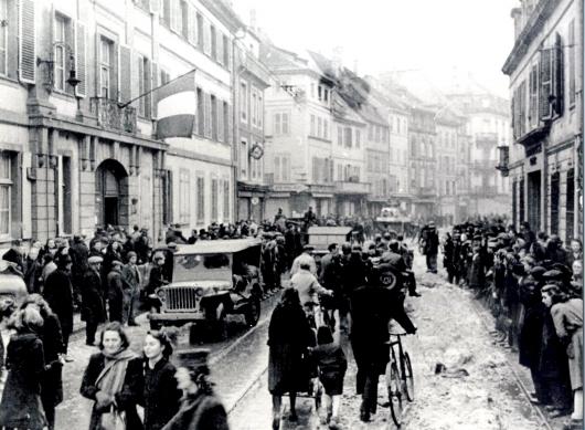 La rue des Clefs à la Libération de Colmar (1945)