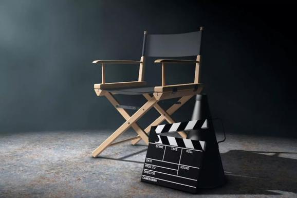 Photo d'une chaise, d'un clap et d'un mégaphone de cinéma