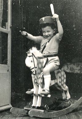 Photo d'un enfant et ses jouets